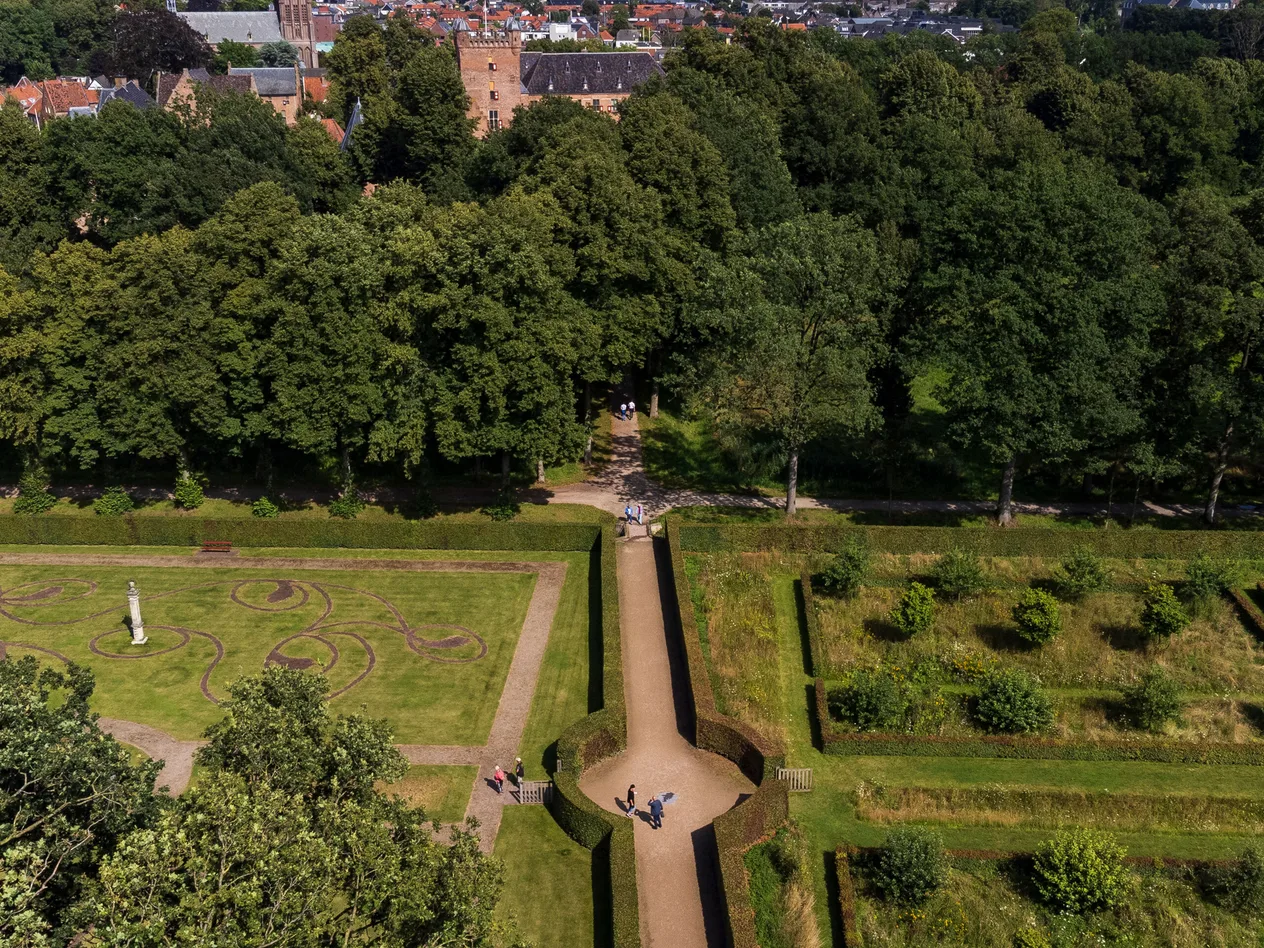 Luchtfoto van de oudste gedocumenteerde kasteeltuin van Nederland bij Huis Bergh