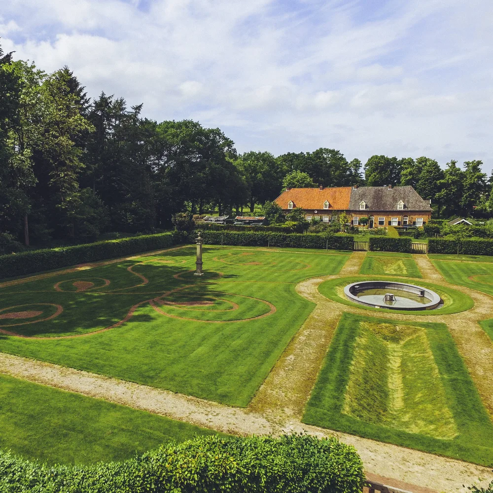 De kasteeltuin met de historische kaatsbaan op de achtergrond